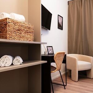 Basic Kamer met een King Size Bed in de Kelder